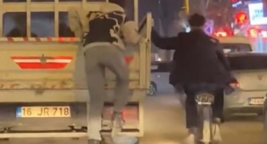 İnegöl'de gençlerin tehlikeli yolculuğu kamerada