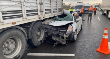 İnegöl'de otomobil tırın altına girdi: 4 yaralı