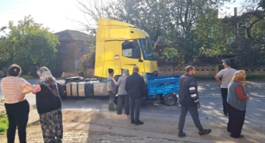 İznik’te elektrikli bisiklet ile tır çarpıştı: 1 yaralı