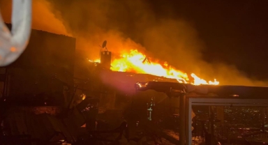 Kafede çıkan yangın işletmeyi küle çevirdi