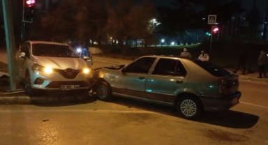 Kaza yapan otomobil refüje çarpıp durabildi