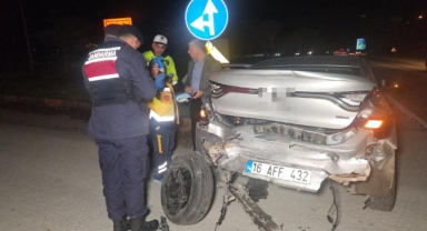 Kırmızı ışıkta duran otomobile arkadan çarptı