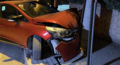 Kontrolden çıkan otomobil, beton direğe çarptı