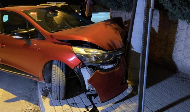 Kontrolden çıkan otomobil, beton direğe çarptı