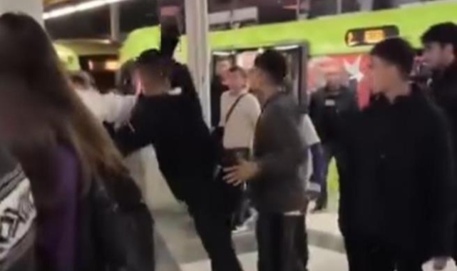 Metroda kavga çıktı vatandaş film izler gibi izledi