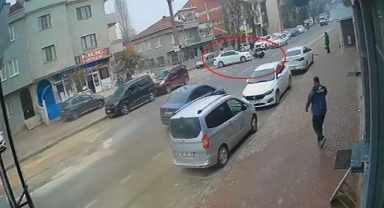 Motosikletin devrildiği kaza anı kamerada: 1 yaralı