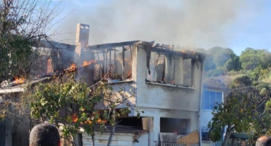 Mudanya'da ev küle döndü bitişikteki ev hasar gördü