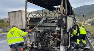 Öğrencilerini taşıyan otobüs alevlere teslim oldu