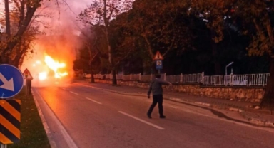 Otobüsün motor kısmı yanarak küle döndü