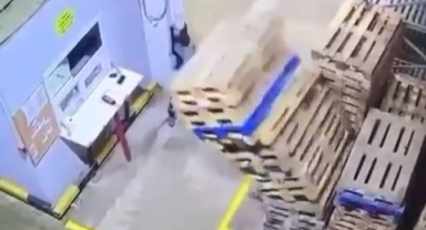 Paletlerin altında kalmaktan son anda kurtuldu