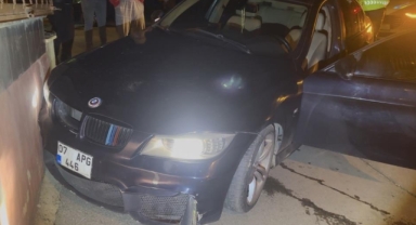 Polis'ten 5 kilometre kaçtı 3 araca ve duvara çarptı