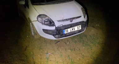 Polisten kaçan sürücünün aracı çamura saplandı