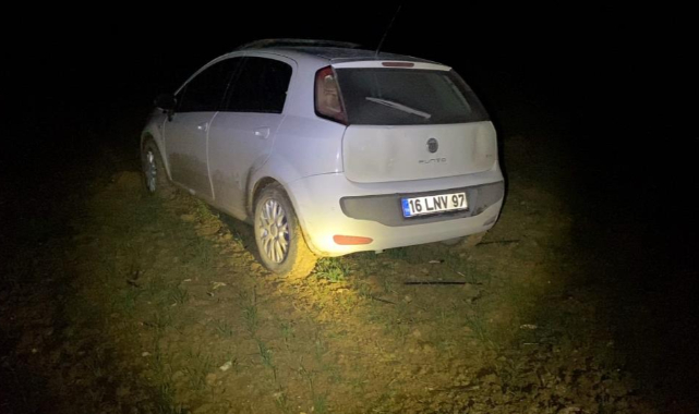 Polisten kaçan sürücünün aracı çamura saplandı