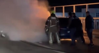 Seyir halindeki otomobil alev alev yandı