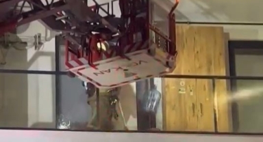 Sinir krizi geçiren kadın evi ateşe vermek istedi