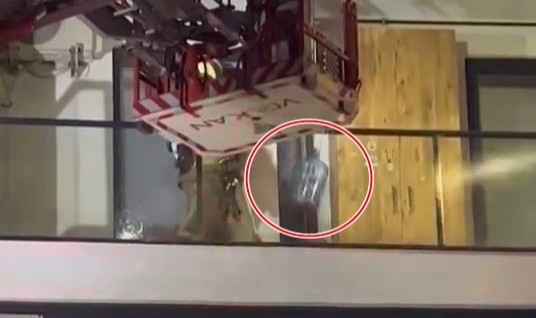 Sinir krizi geçiren kadın evi ateşe vermek istedi