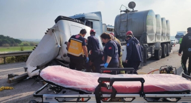 Süt tankeri tıra çarptı: 1 yaralı