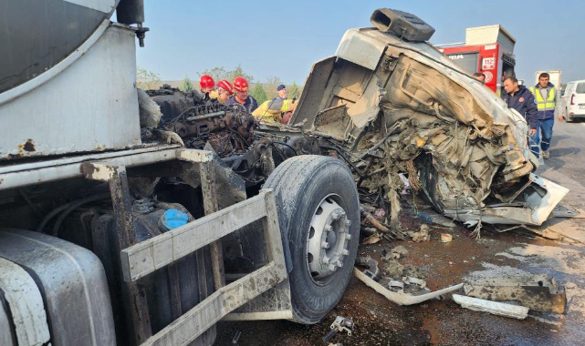 Süt tankeri tıra çarptı: 1 yaralı