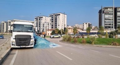 Tonlarca ağırlıktaki cam yola saçıldı