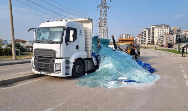Tonlarca ağırlıktaki cam yola saçıldı