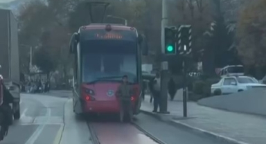 Tramvayın arkasına tutunarak kilometrelerce yol gitti
