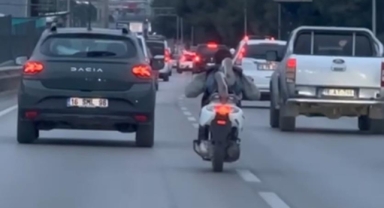 Yatarak motosiklet süren maganda kamerada