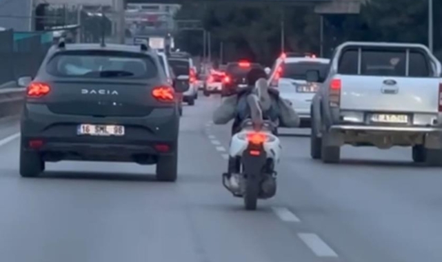 Yatarak motosiklet süren maganda kamerada