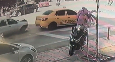 Yaya geçidinde anne ve bebeğe otomobil çarptı