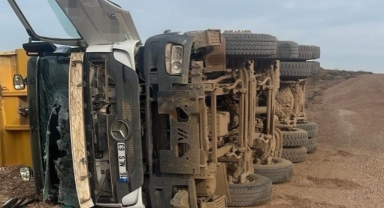 Yükünü boşaltan kamyon devrildi : 1 yaralı