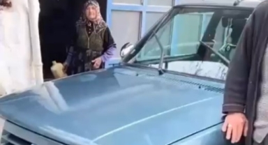 32 yıllık aracından gözyaşlarıyla ayrıldı