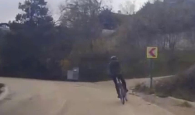 Bisikletli sürücü karşı şeride geçip savruldu