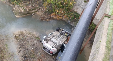 Dereye uçan otomobilin sürücüsü yaralandı