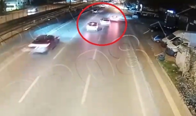 Ehliyetsiz genç makas atarken kaza yaptı