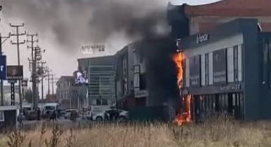 Elektrik panosundan çıkan yangın işyerine sıçradı