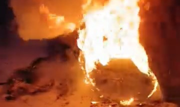 Hareket halindeki otomobil alev aldı