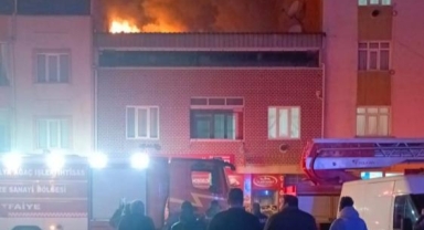 İki katlı evin çatısında çıkan yangın paniğe neden oldu