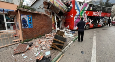 İmdat freni boşalan öğrenci otobüsü manava daldı