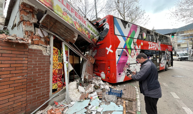 İmdat freni boşalan öğrenci otobüsü manava daldı