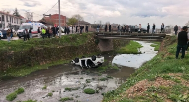 İnegöl'de otomobil dere yatağına uçtu: 3 yaralı
