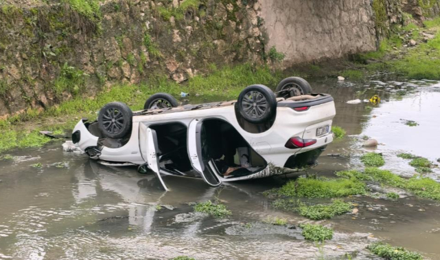 İnegöl'de otomobil dere yatağına uçtu: 3 yaralı