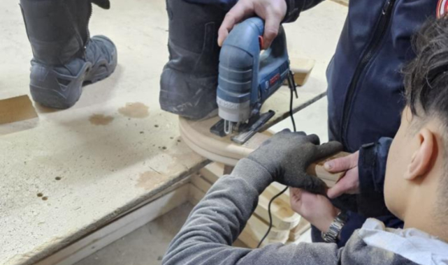 İşçi elini tahtaya çaktı itfaiye ekipleri kurtardı