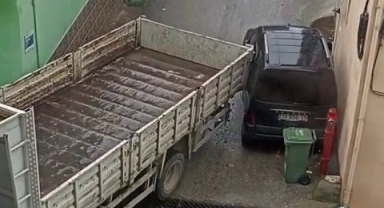 Kamyon ara sokakta araca ağır zarar verip kaçtı