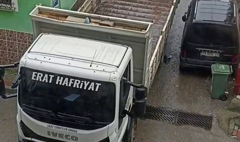 Kamyon ara sokakta araca ağır zarar verip kaçtı