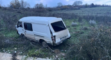 Kontrolden çıkan minibüs şarampole yuvarlandı: 1 yaralı