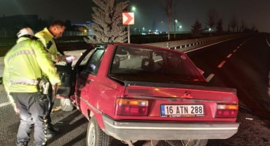 Kontrolden çıkan otomobil bariyerlere çarptı: 2 yaralı