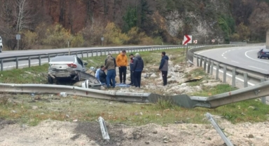 Kontrolden çıkan otomobil refüje girdi; 2 yaralı