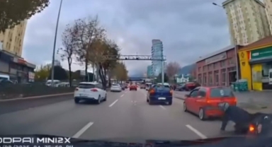 Kontrolünü kaybeden motosikletli böyle düştü