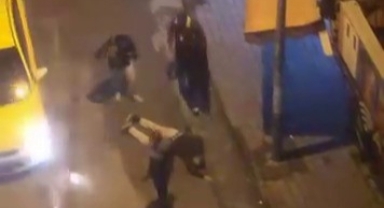 Laf attığı kişiler tarafından böyle darp edildi