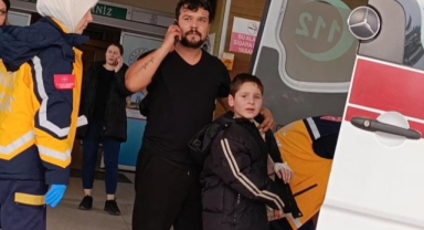 Nacakla oynayan çocuğun parmağı kopma noktasına geldi