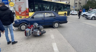 Otomobile çarpan motosikletli ağır yaralandı